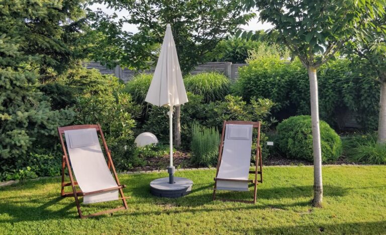 Sitzecke mit Sichtschutz im Garten