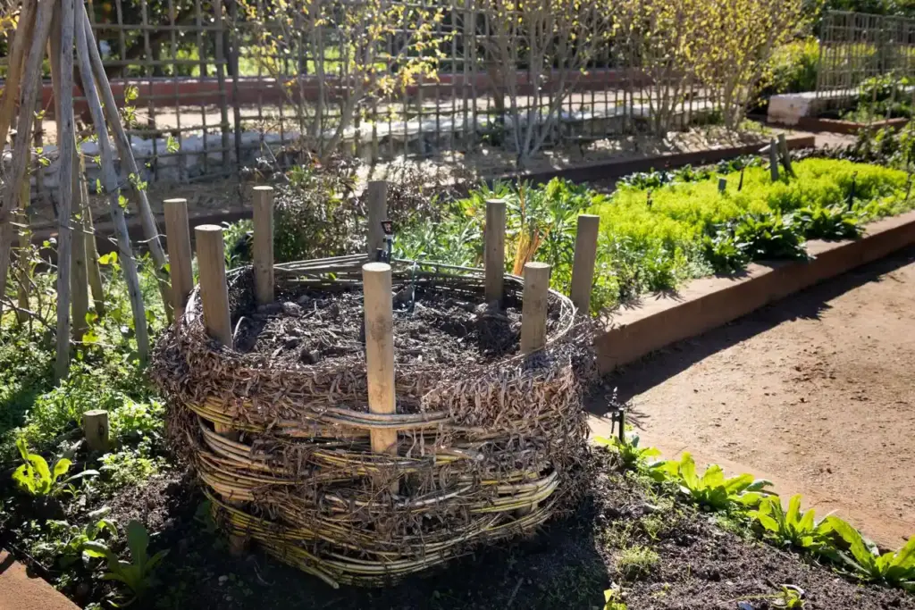 Kompost im Garten mit organischem Gartenmaterial und Pflanzenresten