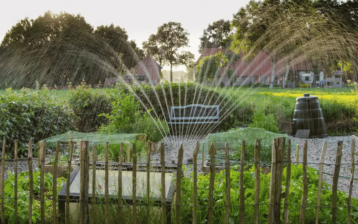 Bewässerungssystem versorgt Pflanzen in einem Gartenbeet